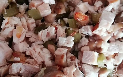 Обжаренное куриное филе измельчить и смешать со всеми приготовленными ингридиентами и маринованными или свежими огруцами.