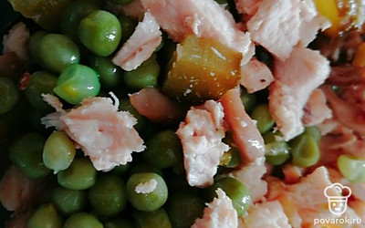 Добавить зелёный горошек.