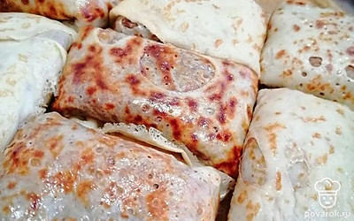 Заворачивать в блинчики и подавать разогретыми на сковороде.