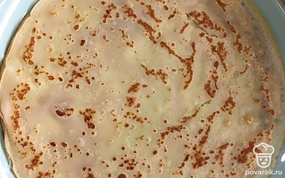 Готовые блины перекладываем на большую круглую тарелку. На такое количество ингредиентов, у меня примерно получается 10-12 блинников. 