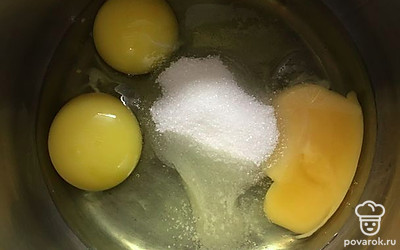 В глубокую ёмкость разбиваем 3 яйца, добавляем сахар, соль и все перемешиваем. 
