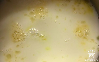 В полученную смесь добавляем молоко и снова все взбалтываем. 