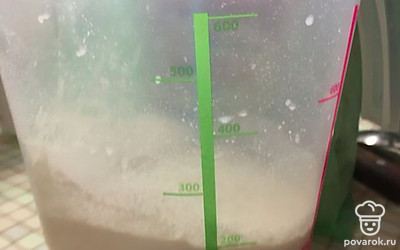 Мерным стаканом отмеряем муку.