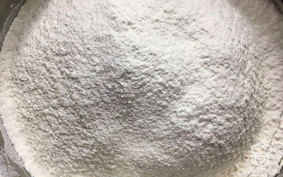 Просеиваем муку через сито в нашу смесь.