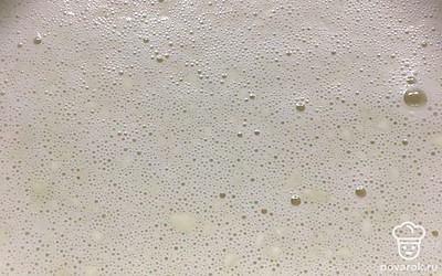 Хорошо перемешиваем наше тесто, так чтобы не было комочков. Добавляем 4 столовые ложки подсолнечного масла. Даем тесту настояться 5 минут. В это время ставлю сковородку на газ, чтобы она хорошо разогрелась. Обязательно смазываем сковородку маслом.