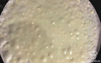 На разогретую сковороду вливаем тесто и поворачиваем сковородку так чтобы тесто равномерно растеклось. 