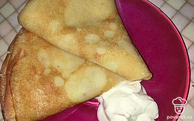 Готовые блинчики подаю со сметаной.