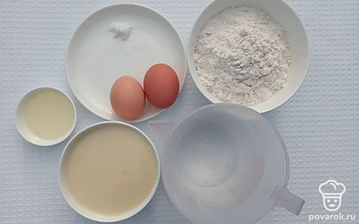 Вытащите все ингредиенты из холодильника, прокипятите воду, просейте муку. Поместите все ингредиенты на стол.