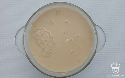 Взбейте яйца с щепоткой соли, Добавьте к массе сгущенку и перемешайте. Налейте в банку из, под сгущенки кипяток и разболтайте. Вылейте в массу. Насыпьте муку и хорошо перемешайте. Взбейте миксером. Тесто готово.