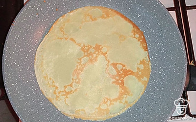 Насыпьте муку и хорошо перемешайте. Взбейте миксером. Тесто готово. Сковороду смажьте растительным маслом. Разогрейте. На разогретую сковороду налейте немного теста и круговыми движениями сковородой распределите тесто по всей поверхности. Блины жарятся очень быстро. В момент жарки не отходите от сковороды.