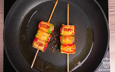 Сверните рулетики и насадите на деревянную шпажку. Разогрейте сковороду с растительным маслом и обжарьте рулетики со всех сторон. Подайте к столу. Приятного аппетита!