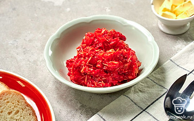 Смешайте продукты для начинки. В отдельной емкости смешайте томатную пасту, нарезанный помидор, тертый сыр и красный перец.