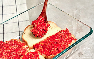 Сделайте тосты. Намажьте хлеб сливочным маслом, а затем смесью с томатной пастой. Поставьте хлеб в разогретую до 180 градусов духовку на 5-10 минут.