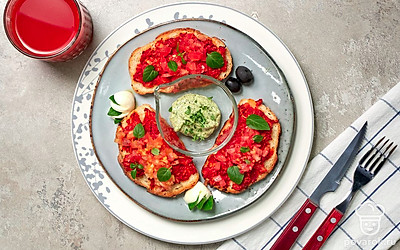 Украсьте тосты листочками базилика.