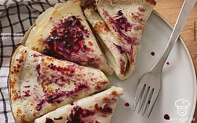 Добавляйте к блинчикам вкусные начинки - варенье, сметана, сгущенка! Приятного аппетита!