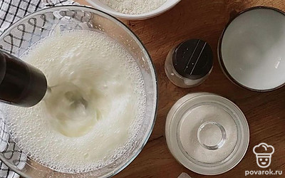 Добавляем молоко - снова взбиваем. Добавляем муку - снова взбиваем. Добавляем кипяток, растительное масло и снова все взбиваем.