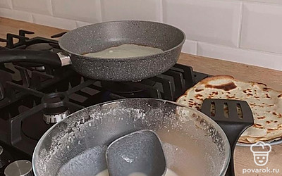 Хорошо разогреваем сковородку! Прямо очень очень сильно разогреваем, смазываем немного маслом и выпекаем вкусные блинчики.