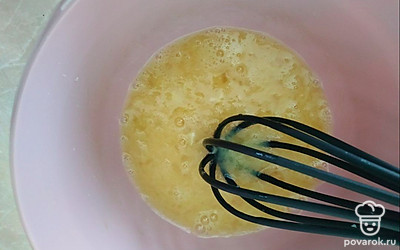 В глубокую миску разбейте яйца, добавьте соль и хорошо взбейте венчиком, добавьте молоко, перемешайте. Добавьте муку и хорошо венчиком вымешайте тесто, чтобы не было комочков. Добавьте растительное масло и оставьте на 15 минут тесто отдохнуть.