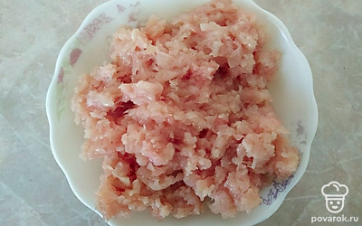 Приготовьте начинку, лук порежьте кубиками. Мясо измельчите в мясорубке или в блендере, яйцо и сыр натрите на крупной терке. Обжарьте лук на растительном масле, добавьте мясо и хорошо перемешайте лопаткой.