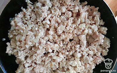 Добавьте соль и перец черный, молотый по вкусу. Жарьте мясо около 5-7 минут и выключите, дайте немного остыть и добавьте яйцо и сыр, перемешайте.