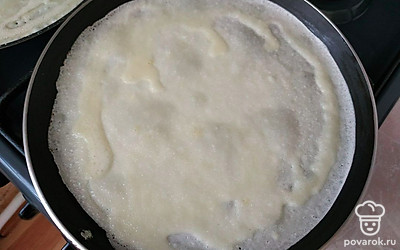 Сковороду слегка смажьте маслом. Половником налейте тесто для блинов на разогретую сковороду и равномерно распределите тесто по всей сковороде. Обжарьте блин с двух сторон, готовые блинчики остудите.