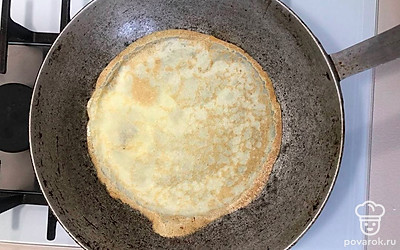 Раскалите сковородку, смажьте ее растительным маслом. Наливая тесто, залейте все дно. Обжаривайте с двух сторон.