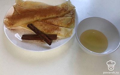 Подавайте их со сметаной, вареньем, медом или сгущенным молоком.