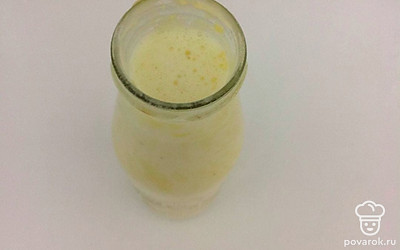 Возьмите любую бутылку. Разбейте туда яйца и взболтайте. Налейте молока и снова взбейте. Насыпьте муку и добавьте соль с сахаром. Снова все взболтайте, пока вся смесь соединится и не уберутся комочки. Влейте остальное молоко, растительное масло и взболтайте.