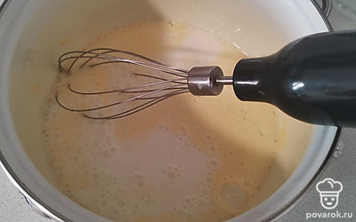 Взбить в глубокой миске яйца, сахар, соль, добавить 1 стакан молока.