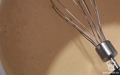 Постепенно добавляя мука взбить густое тесто.