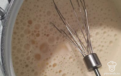 Влить оставшееся молоко, кипяток и масло, перемешать.