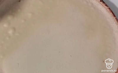 Вливать по чуть чуть на хорошо прогретую сковороду, без масла. 