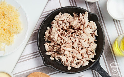 Обжарьте мясо. Поставьте сковороду на сильный огонь и раскалите. Добавьте небольшое количество масла, убавьте огонь и выложите индейку. Поперчите филе и обжарьте с каждой стороны по 4-5 минут. После посолите мясо и слегка остудите.