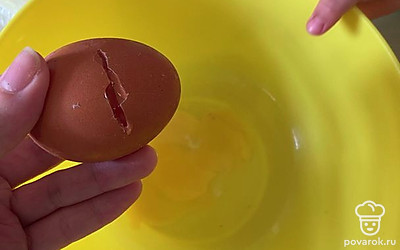 Разбейте в миску 2 яйца. 