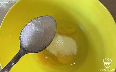 Добавить к яйцам три столовые ложки сахара и щепотку соли. Все хорошо взбейте. 