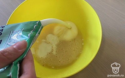 Добавьте пачку кефира. Все перемешайте.