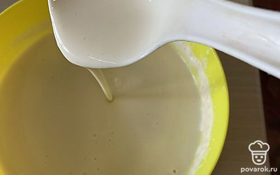 Муку добавлять постепенно, чтобы масса получилась консистенции жидкой сметаны. 