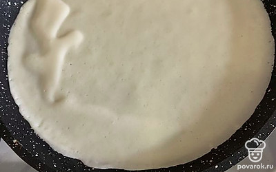 Смазать блинницу маслом. Тонким слоем выливать на блинницу и жарить сначала с одной стороны. 