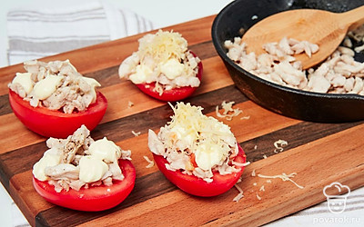 Запеките помидоры. Нафаршируйте помидоры мясом индейки, добавьте сверху майонез и посыпьте тертым сыром. Поставьте закуску на противень и поместите его в духовку. Готовьте блюдо 15-20 минут при температуре 200 градусов.