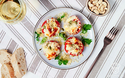 После запекания фаршированные индейкой помидоры слегка остудите при комнатной температуре. Подавать блюдо можно как горячим в качестве гарнира, так и на закуску в холодном виде.