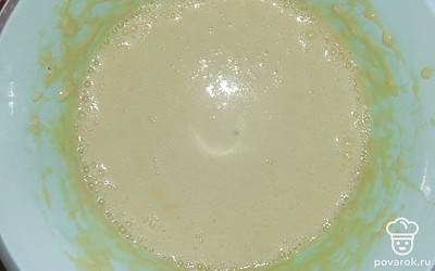 Яйца взбивайте, насыпьте соль, сахар. Смешайте ингредиенты. Постепенно насыпайте муку. Чтобы не получились комочки сначала, тесто делайте густым, затем в конце наливайте молоко и растительное масло.