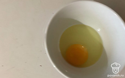 В миску разбейте яйцо. 