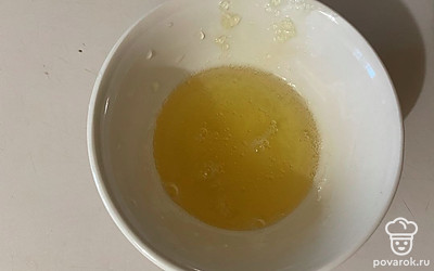 Мёд подогрейте в микроволновой печи в течении 30 секунд.