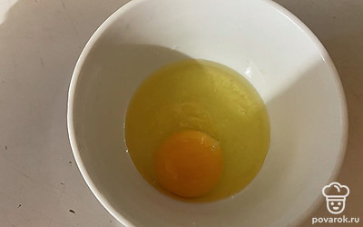 Растопленный мёд соедините я яйцом. 