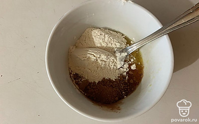 Затем к яичной смеси добавьте муку и какао-порошок. 