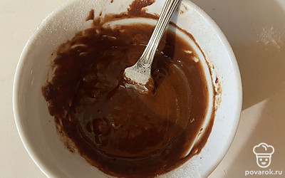 Перемешайте ингредиенты до исчезновения комочков муки. 