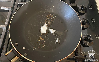 На сковороду поместите кокосовое масло и растопите его.