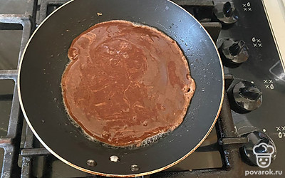 На растопленное масло вылейте все тесто.