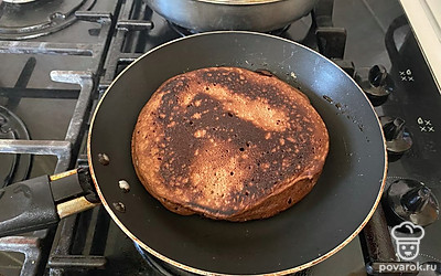 Обжаривайте блинчик с двух сторон до появления золотистой корочки в течении пяти минут. 