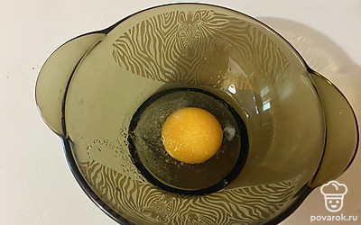 В миске соедините яйцо и сахар, слегка взбейте массу.